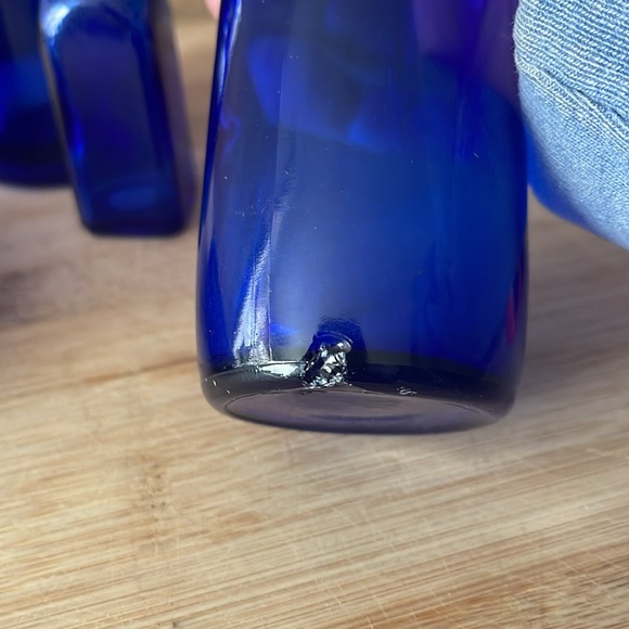 Vintage lot of cobalt blue glass bottles - Picture 8 of 8